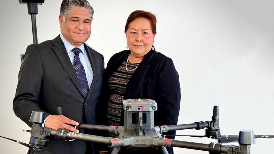 Senador Víctor Fuentes y Alicia Mendoza, titular de la Profepa, junto al dron utilizado en la inspección ambiental.