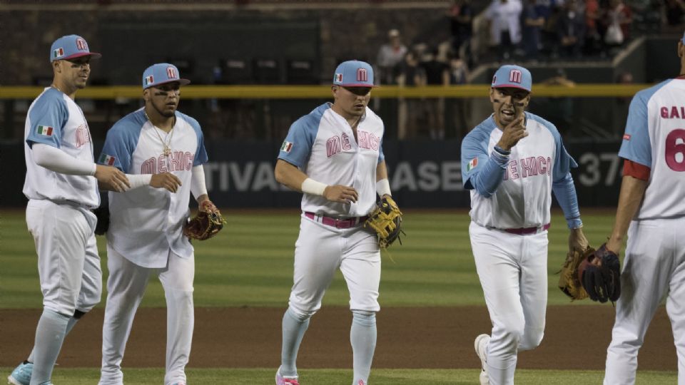 Los jugadores de México celebran después de derrotar a Gran Bretaña durante el Clásico Mundial de Béisbol, Torneo del Grupo C en el Chase Field en Phoenix, Arizona, Estados Unidos, 14 de marzo de 2023.