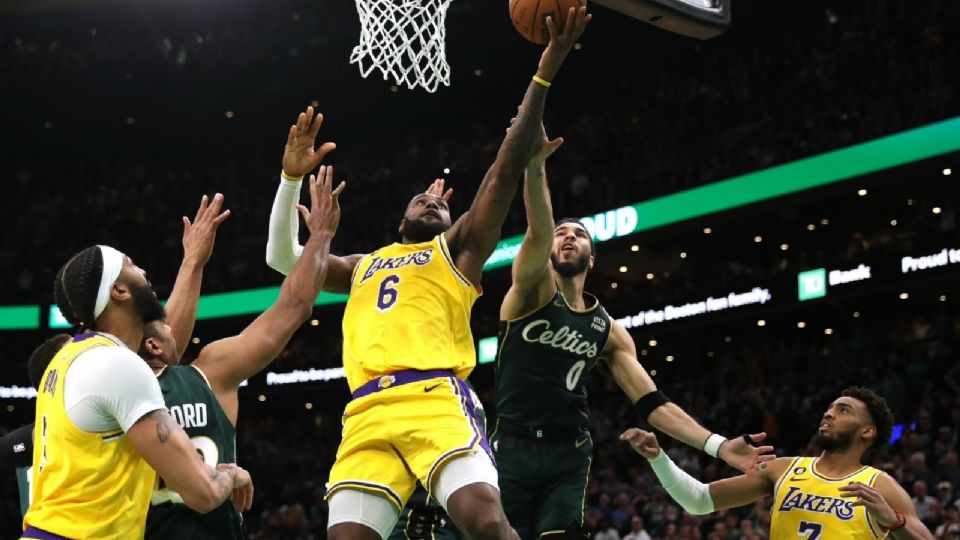 Le Bron James en un partido de Los Angeles Lakers contra Boston Celtics