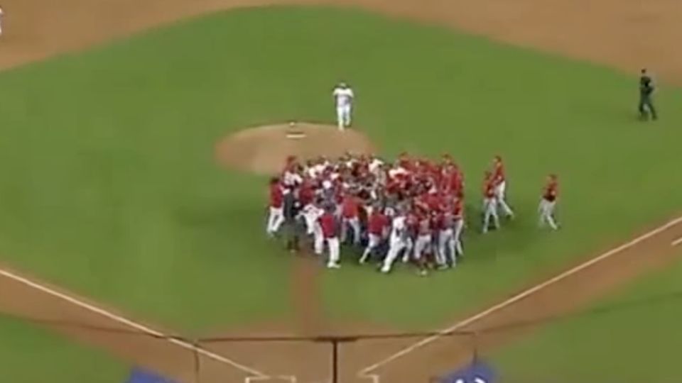 Captura de pantalla del momento que inició la pelea entre México y Canadá en el Clásico Mundial de Béisbol 2013