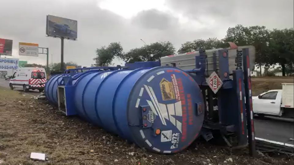 Volcadura de tráiler en Monterrey