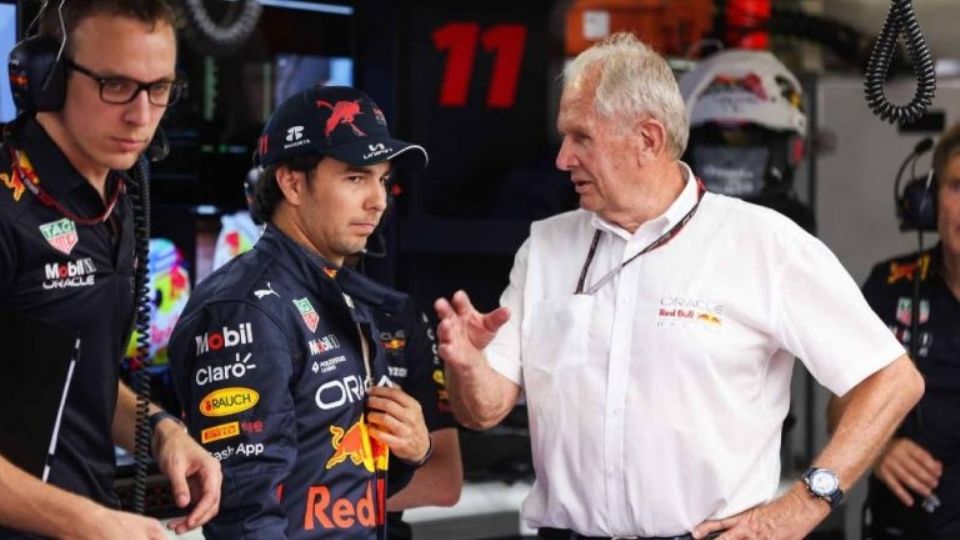 Helmut Marko charlando con Checo Pérez.