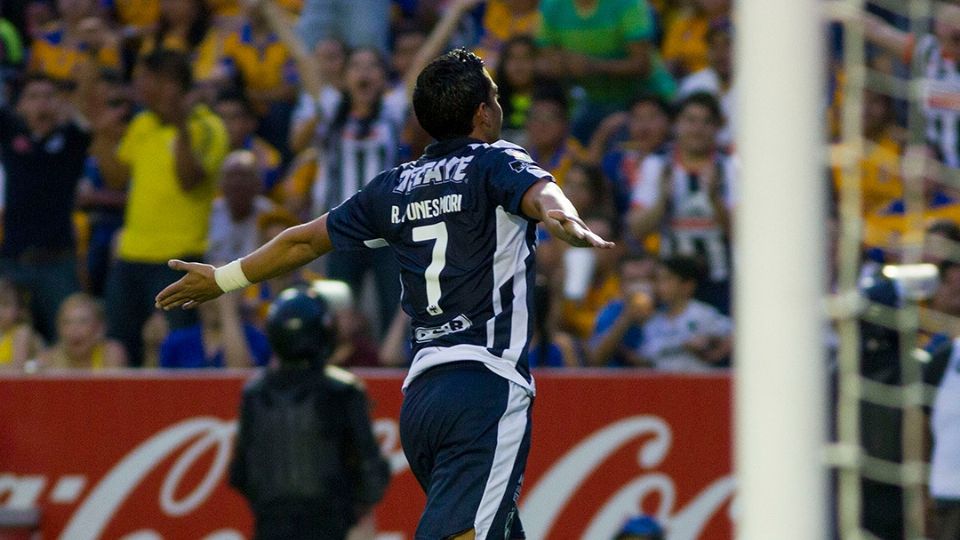 Rogelio Funes Mori celebrando su primer gol en Clásico Regio en el Estadio Universitario