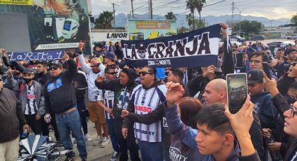 Aficionados de Rayados hacen caravana hacia el Estadio Universitario