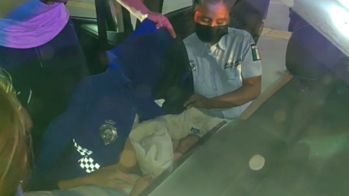 Menor da a luz sobre un vehículo en avenida Lincoln