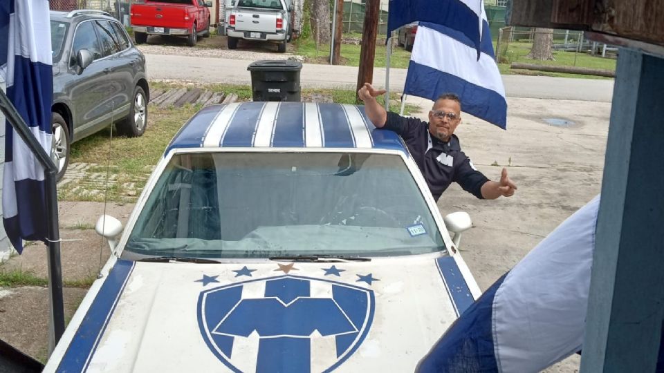 Bonifacio Rodríguez “La Parka” vive el Clásico Regio desde Houston, a bordo de su automóvil pintado con los colores de Rayados