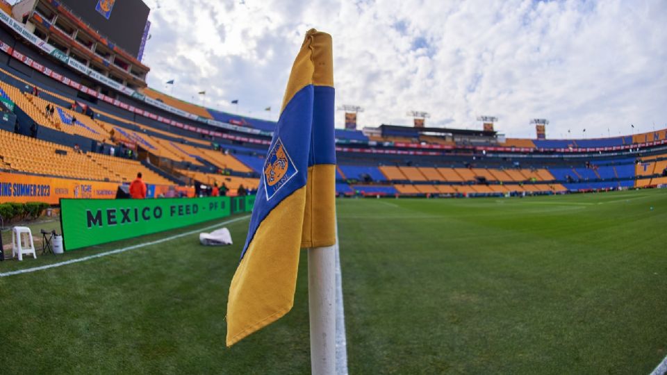 Fotografía tomada desde el banderín de corner del Estadio Universitario en la actualidad