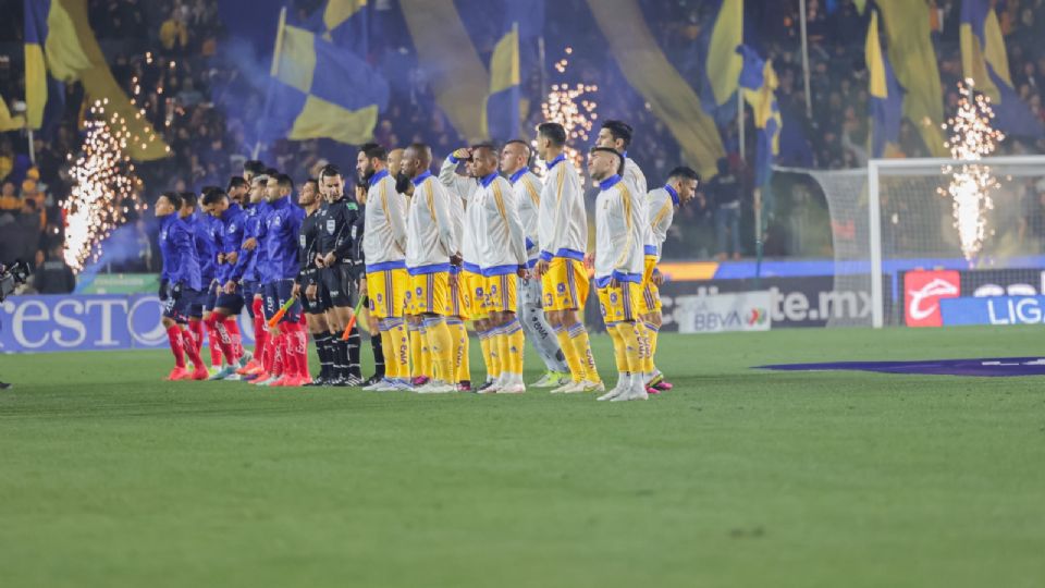 Jugadores de Tigres y Rayados en la cancha del Estadio Universitario durante el protocolo de la Liga Mx antes del inicio del Clásico Regio 129