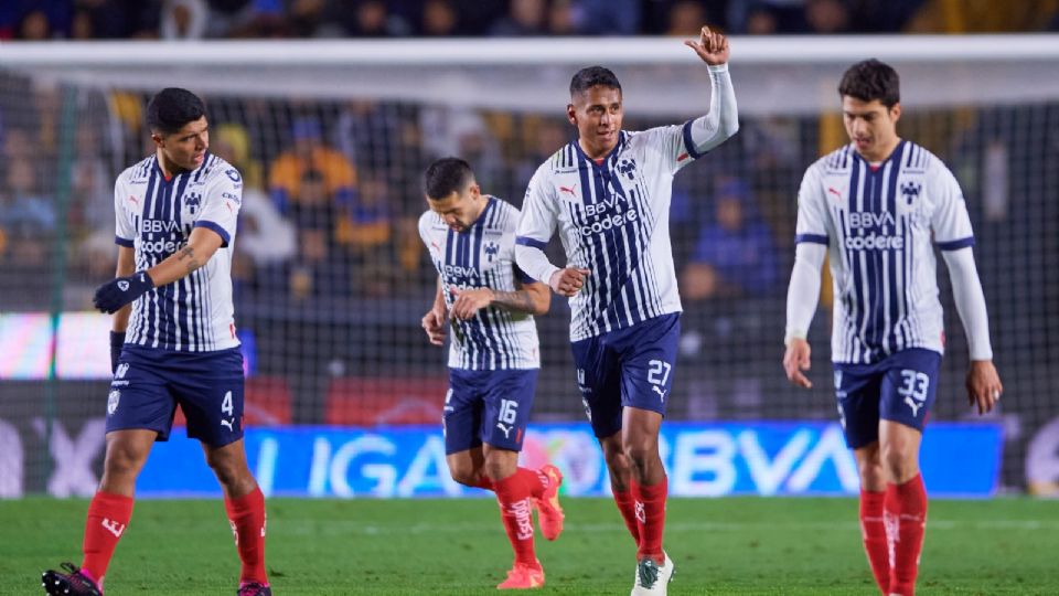 El mediocampista Luis Romo es el anotador del gol 200 del Clásico Regio en el Estadio Universitario