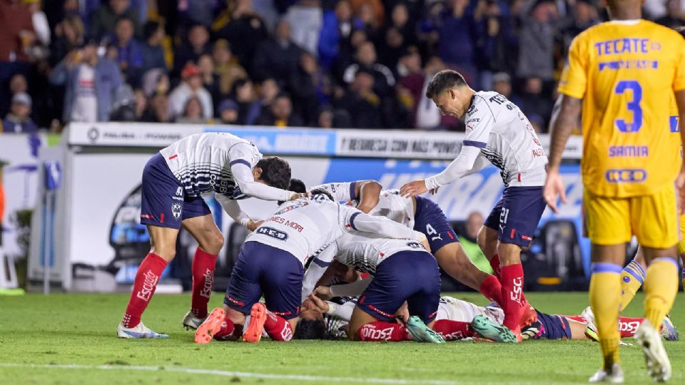 Futbolistas de Rayados festejan el gol de Luis Romo en el Clásico Regio 129