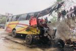 Mueren 19 personas tras caer un autobús en una zanja en Bangladesh