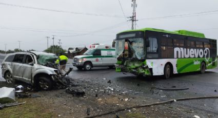 Choque frontal con camión urbano deja una mujer muerta en la Carretera a Laredo