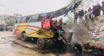 Mueren 19 personas tras caer un autobús en una zanja en Bangladesh