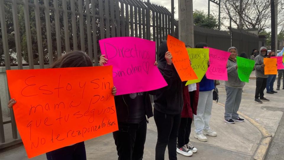 Manifestantes en las inmediaciones del Estadio Universitario, en San Nicolás.