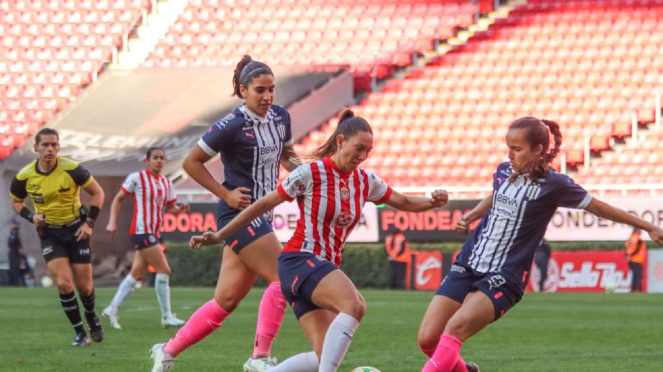 Con polémico arbitraje, Rayadas empata ante Chivas y pierde paso perfecto