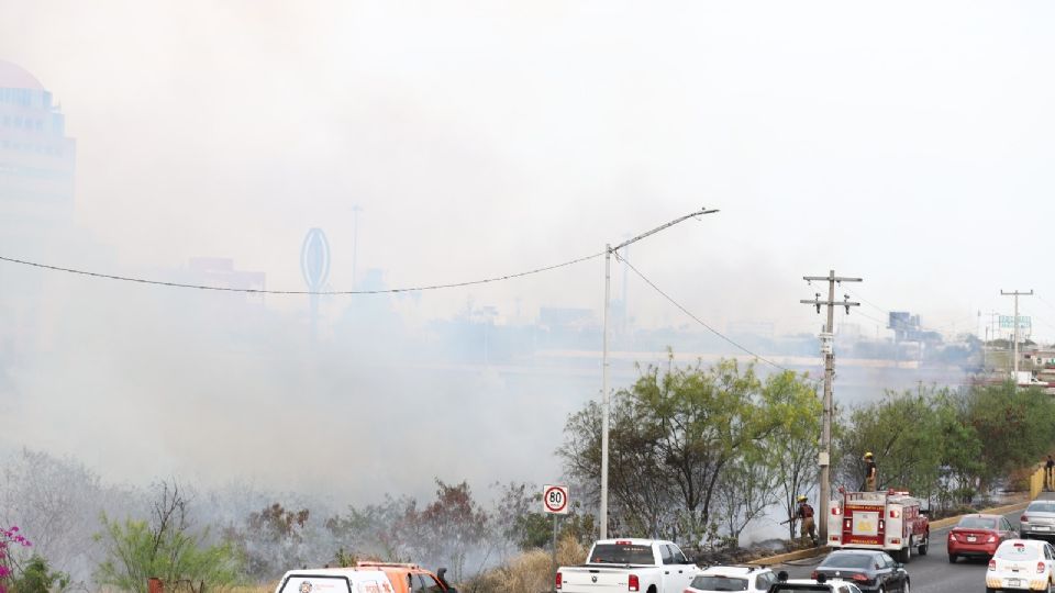 Bomberos combaten incendio en el río Santa Catarina.