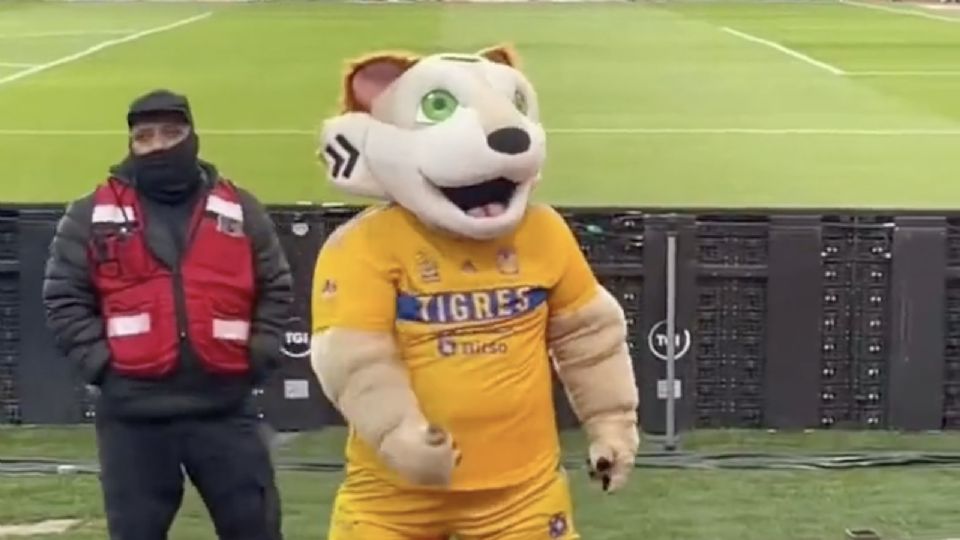 La botarga de Tigres hizo gestos con sus manos para insultar a la afición de Rayados en el Clásico Regio