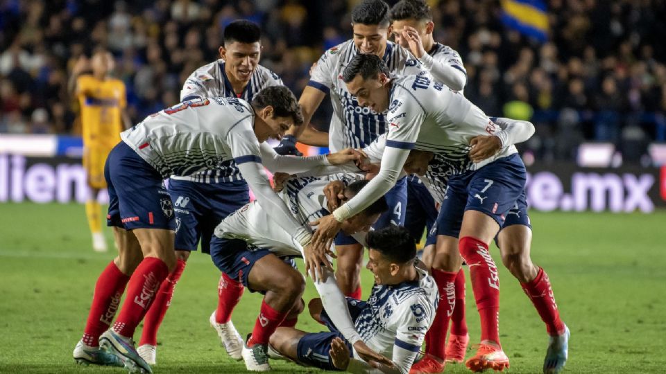 Rayados abrió el fin de semana de clásicos en el futbol con una victoria 1-0 sobre Tigres en el Estadio Universitario