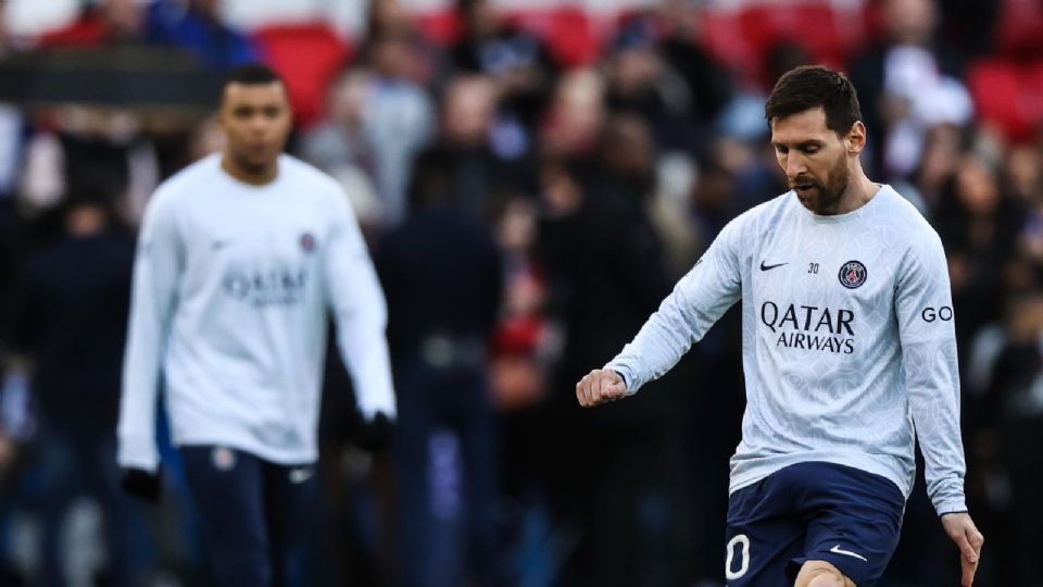 Lionel Messi y de fondo Kylian Mbappé en el calentamiento del PSG antes del partido que del fin de semana ante Renns