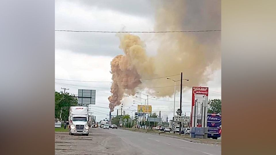 Refinería de Cadereyta expulsa dióxido de azzufre | Twitter / Samuel García