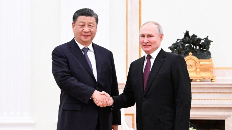 El presidente de Rusia, Vladimir Putin (der), y su homologo de China, Xi Jinping (izq).