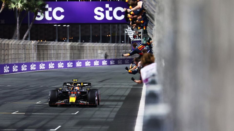 Sergio Pérez ganó el Gran Premio de Arabia Saudita, la segunda carrera de la temporada de la Fórmula 1