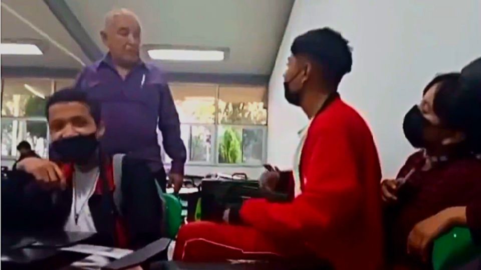 Maestro reta a golpes a alumno en escuela de Hidalgo, mientras los alumnos sonríen