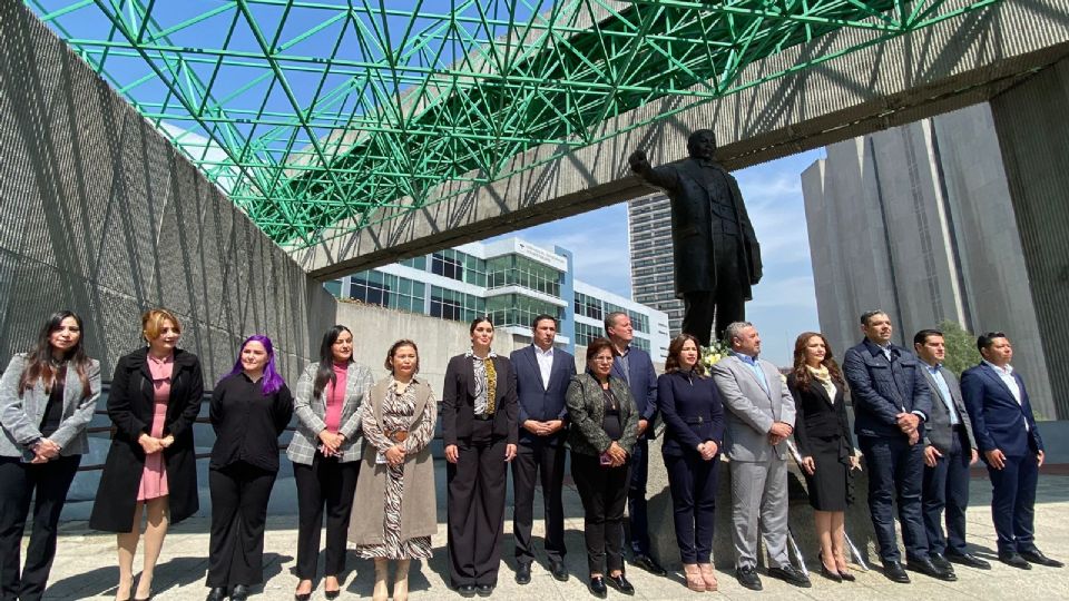 Los diputados participaron en una ceremonia por el natalicio de Benito Juárez.