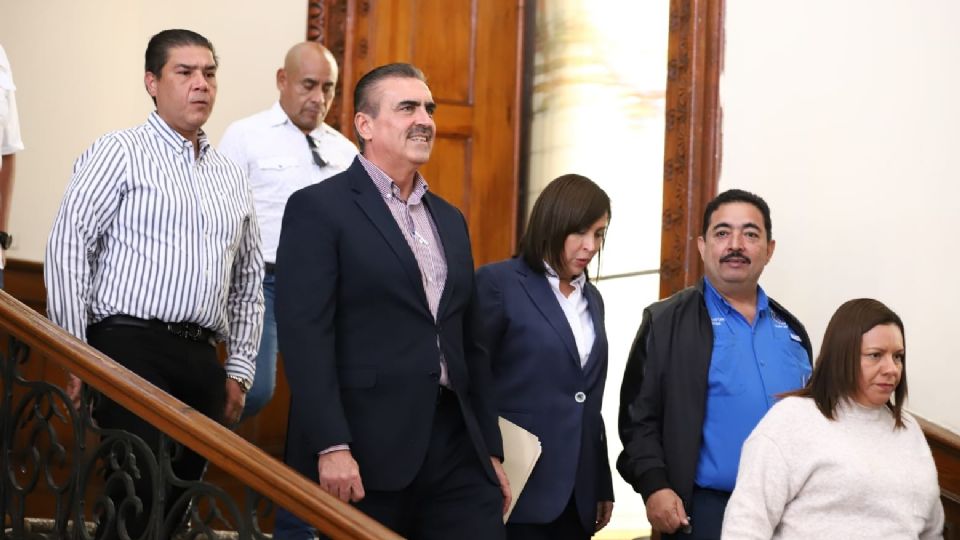 Alcaldes arriban a Palacio de Gobierno de Nuevo León