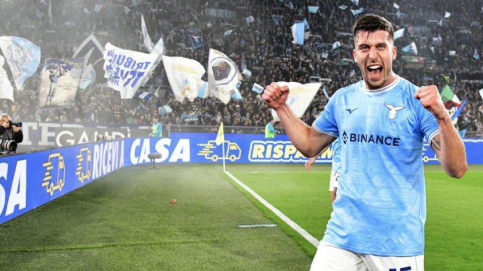 Nicolò Casale festejando la victoria de la Lazio con la afición lacial al fondo, en la grada del Estadio Olimpico de Roma