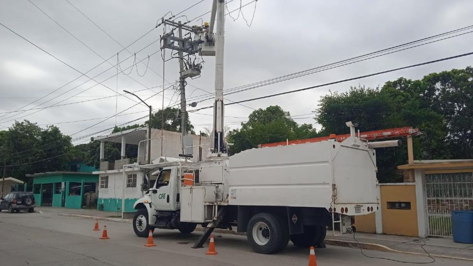 Camión de la Comisión Federal de Electricidad dentro de colonia afectada | Facebook / CFE Nacional