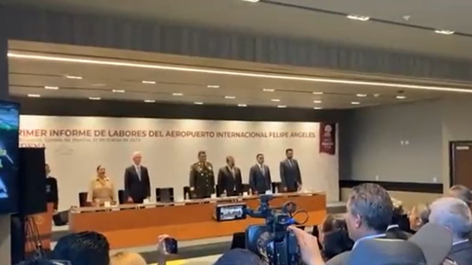 En medio del primer informe de labores, trabajadores del AIFA cantan himno del aeropuerto.