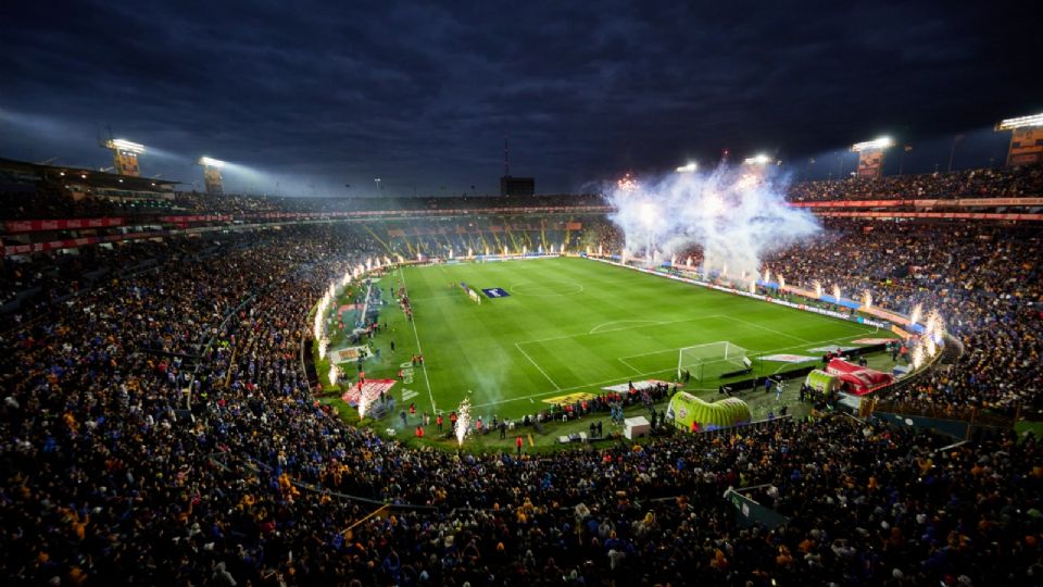 Fotografía del Estadio Universitario a su máxima capacidad previo al inicio del Clásico Regio 129