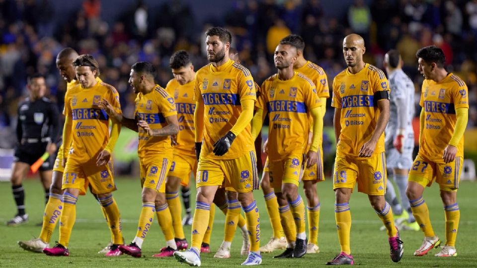 Futbolistas de Tigres salen de la cancha del Estadio Universitario, recinto donde tienen su peor racha de partidos en 10 años