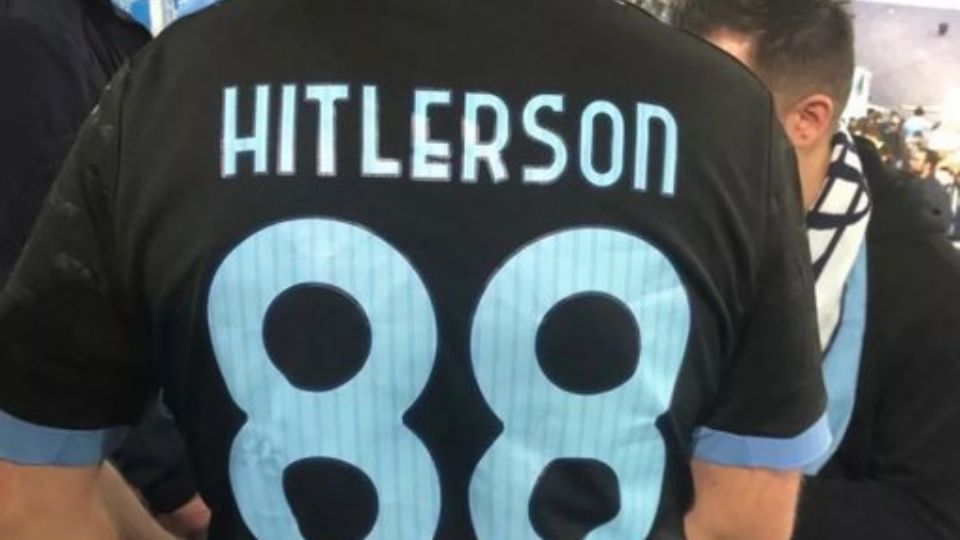 Un aficionado de la SS Lazio usó el jersey del equipo con el nombre 'Hitlerson' en la espalda