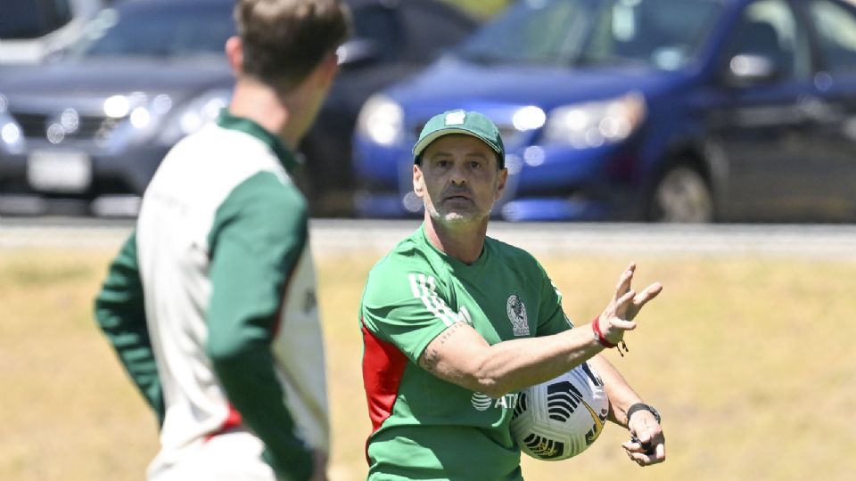 El nuevo entrenador de la Selección Mexicana, Diego Cocca, en uno de sus primeros entrenamientos con 'el tri'.