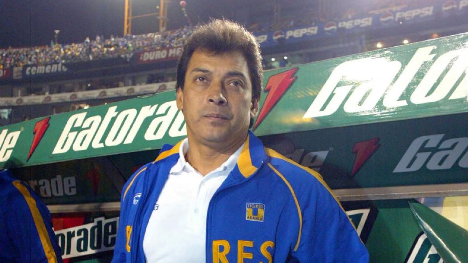 Leonardo Álvarez, en el banquillo de Tigres durante el torneo Clausura 2005.