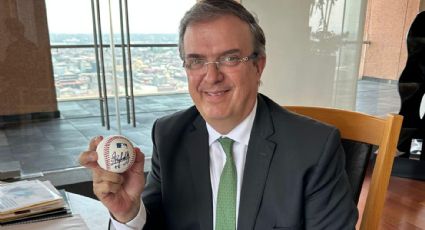 Marcelo Ebrard presume pelota autografiada por Randy Arozarena