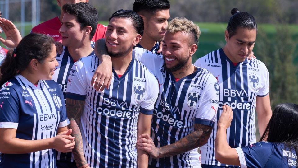 Joao Rojas y Duván Vergara en la sesión para la foto oficial de Rayados del Clausura 2023