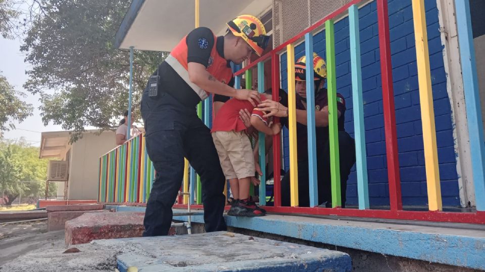 Protección Civil de Escobedo rescató a un menor de 4 años que se quedó atrapado entre los barandales de un kínder.