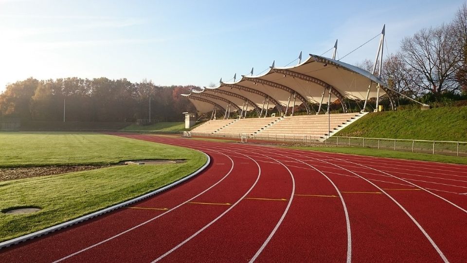 Fotografía ilustrativa de una pista de atletismo