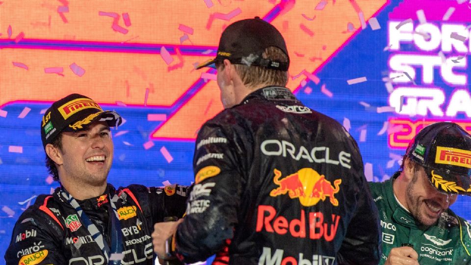 Sergio Pérez junto a Max Verstappen celebran el podio conseguido por ambos en Arabia Saudita, donde el piloto mexicano consiguió el primer puesto.