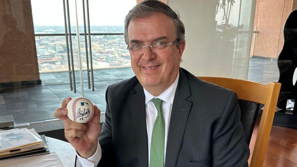 Marcelo Ebrard recibe pelota autografiada por Randy Arozarena | Facebook / Marcelo Ebrard