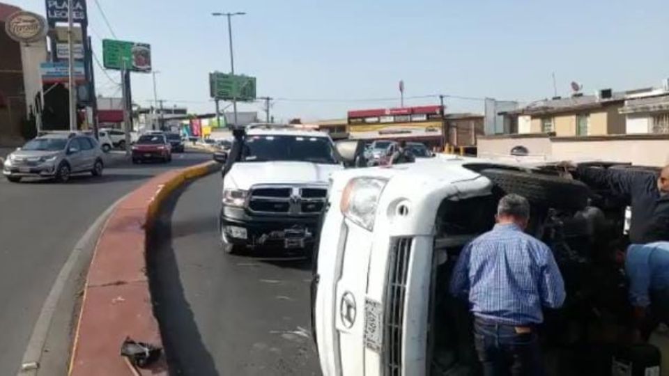 Volcadura en Paseo de los Leones.