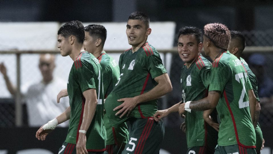 Johan Vasquez celebra su gol ante Surinam.