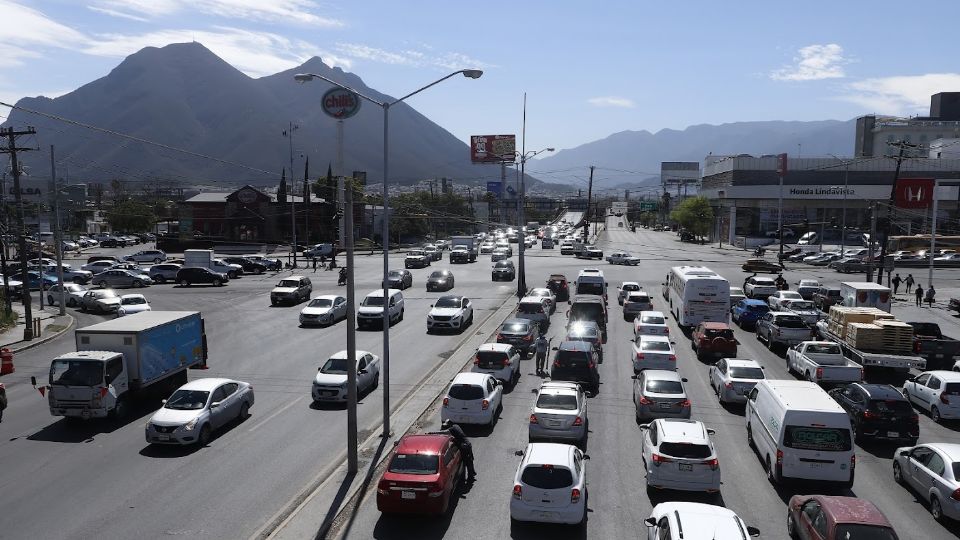 Autos circulando en avenida de Monterrey