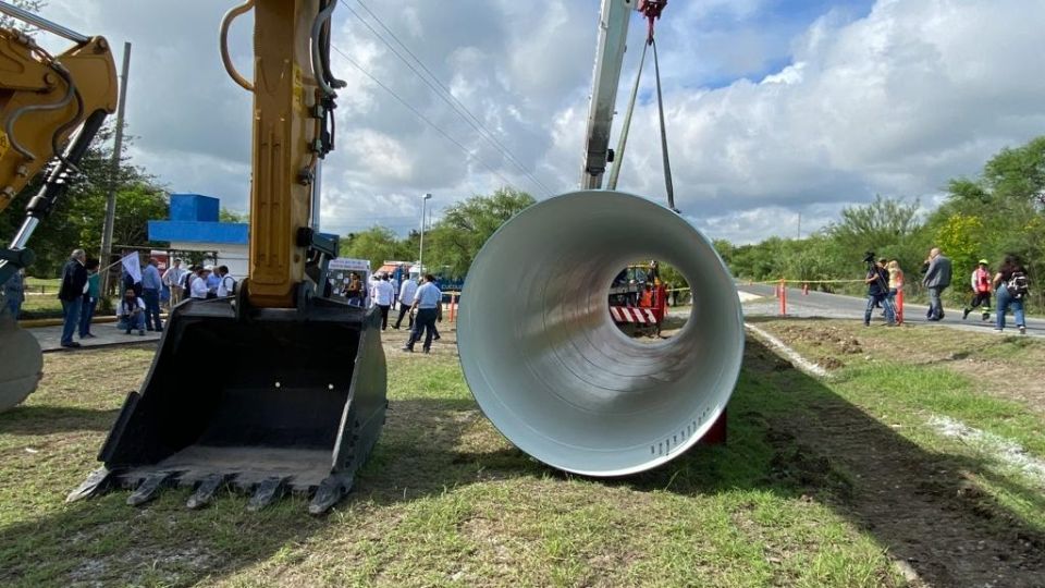 Maquinaria sobre el terreno elegido para la construcción del acueducto Cuchillo 2