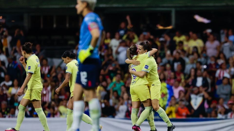 Andrea Pereira festeja con Katty Martínez su gol ante Chivas en el Clásico