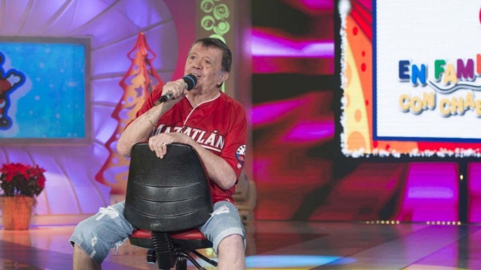 'Chabelo' usando un jersey del equipo de beisbol de Mazatlán.