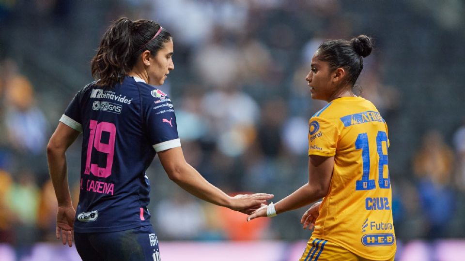 Mariana Cadena y Belén Cruz durante el Clásico Regio en el Estadio BBVA.